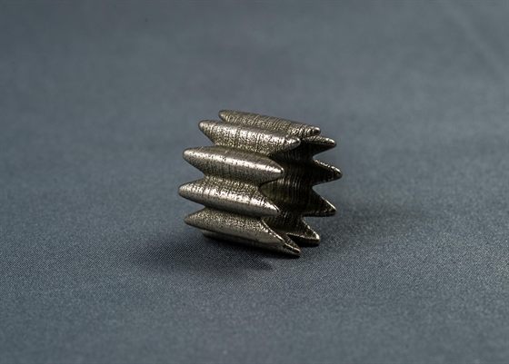 Bague sombre à arêtes parallèles, structure en lames empilées