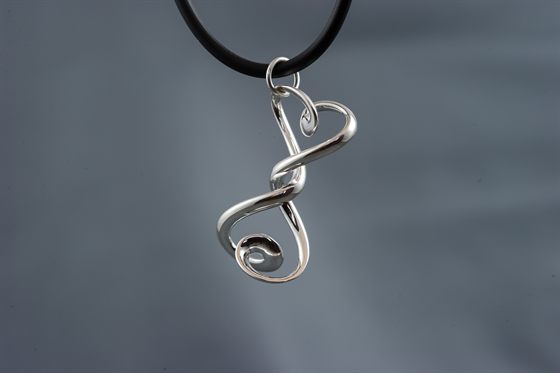 Pendentif en argent au tracé enroulé, sur cordon